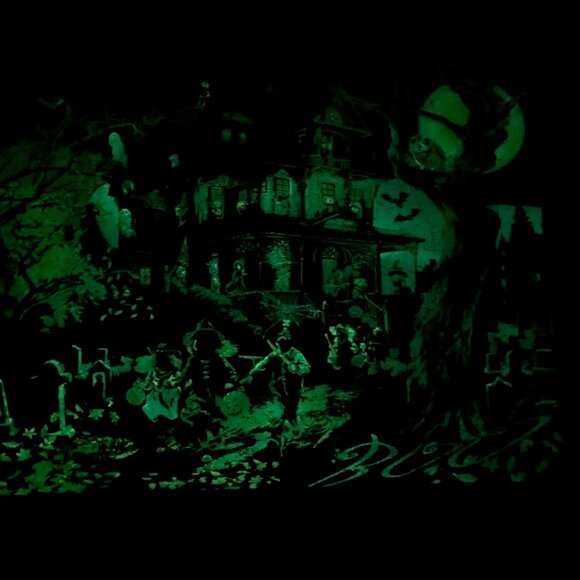 "Creepy Corners" by Masterpieces 300 piece Halloween puzzle - Picture 3 of 3